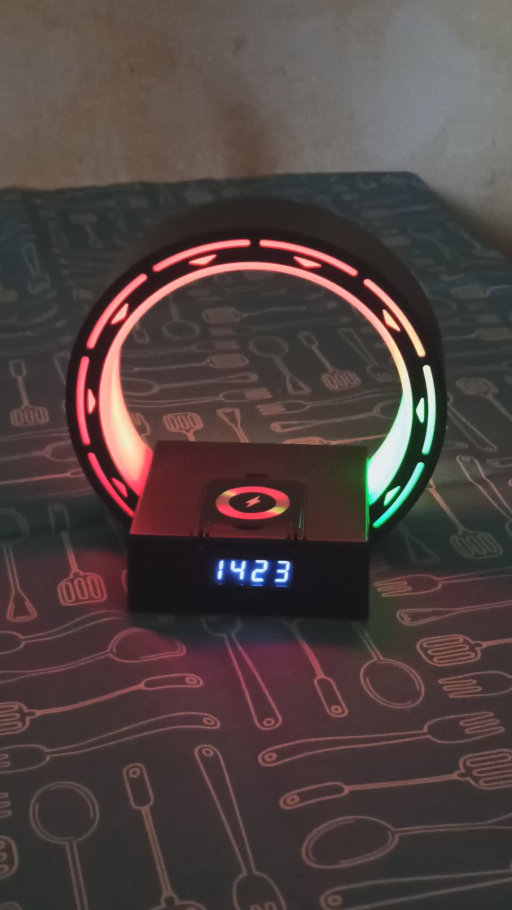 Réveil 4-en-1 Bluetooth — lampe LED, charge sans fil et enceinte